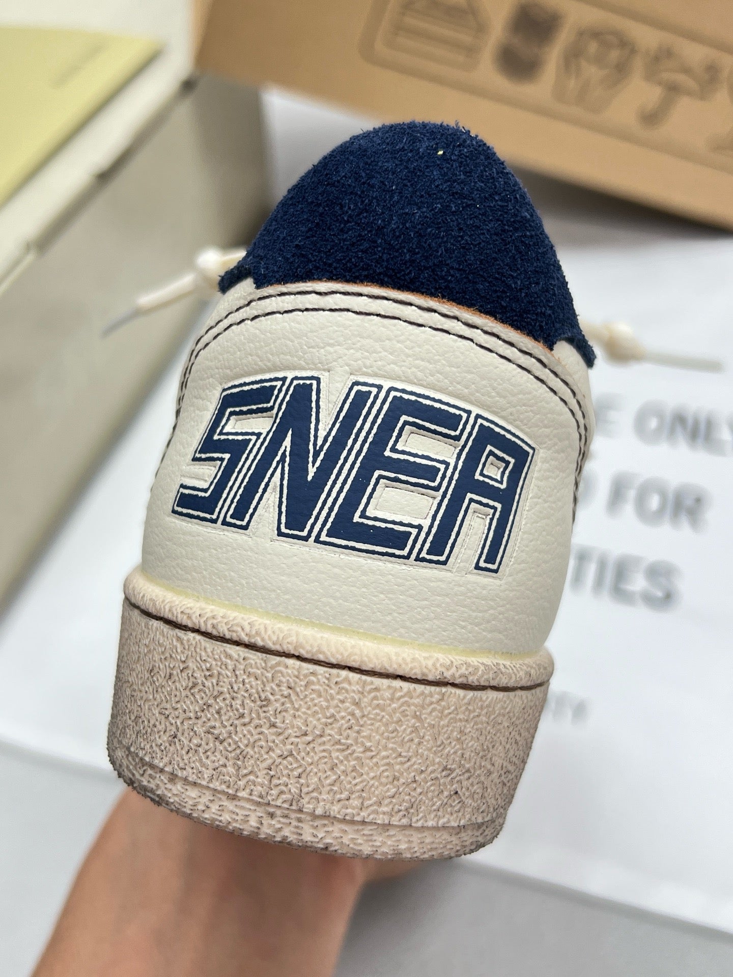 G.G Sneaker 110