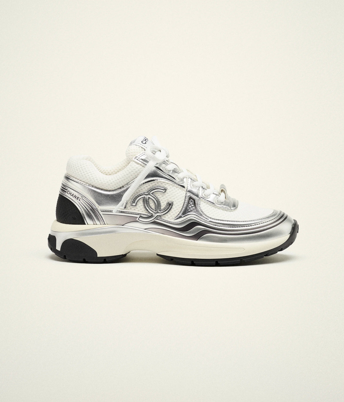 TRAINERS
Fabric & Laminated 
White & Silver
