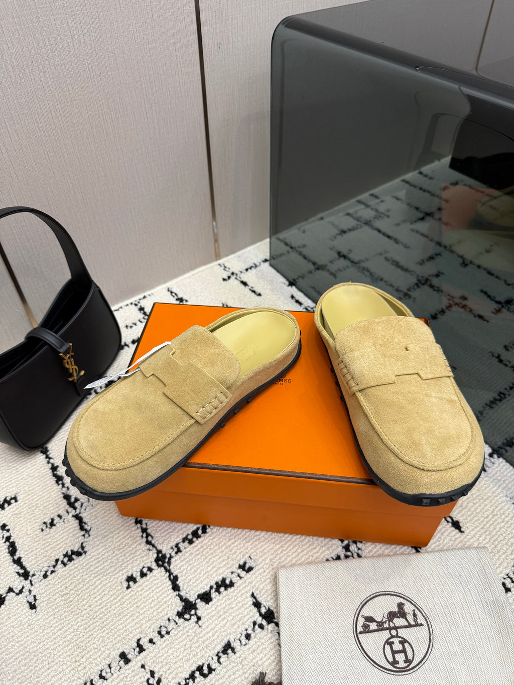 Mule in suede calfskin with iconic "H"