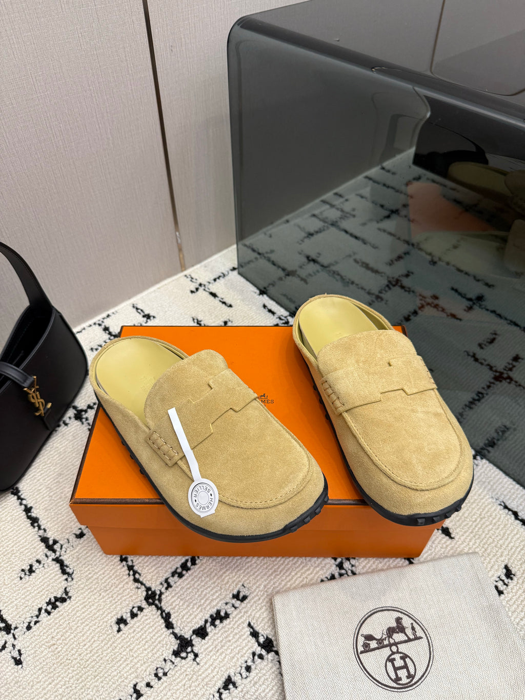 Mule in suede calfskin with iconic "H"