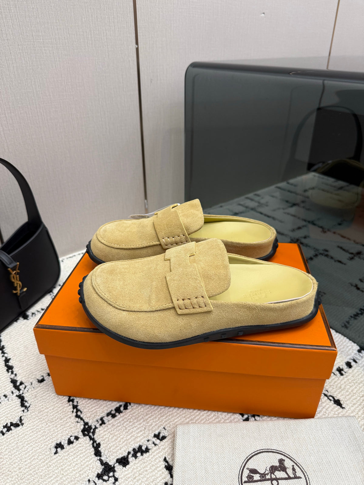 Mule in suede calfskin with iconic "H"