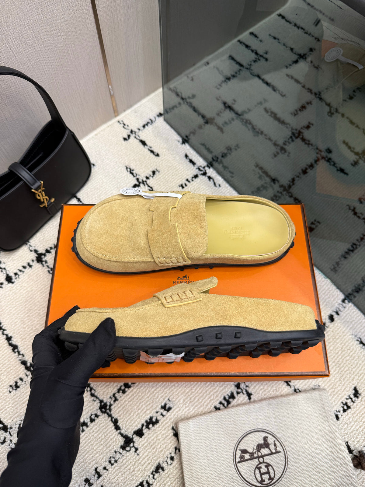 Mule in suede calfskin with iconic "H"