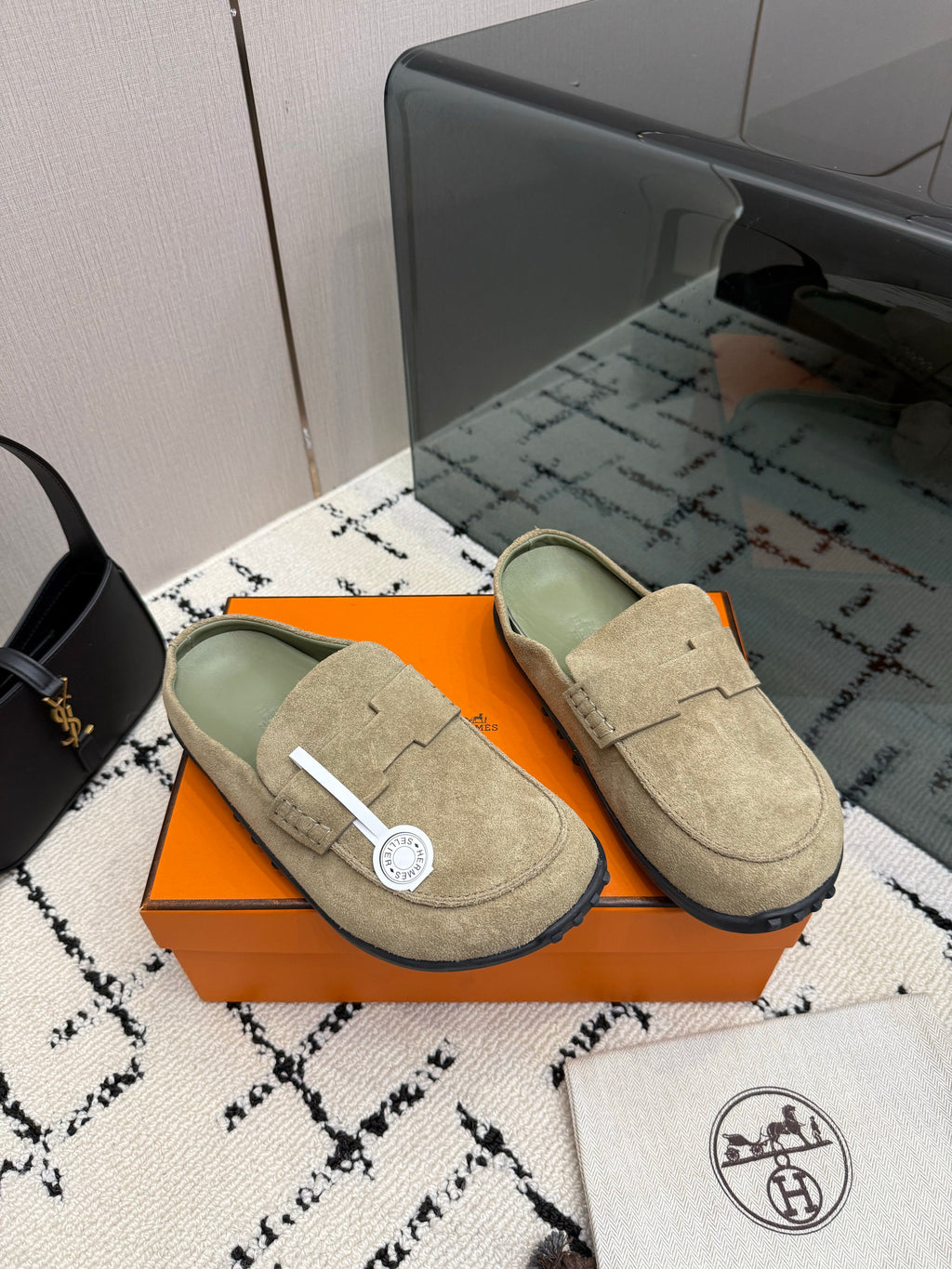 Mule in suede calfskin with iconic "H"