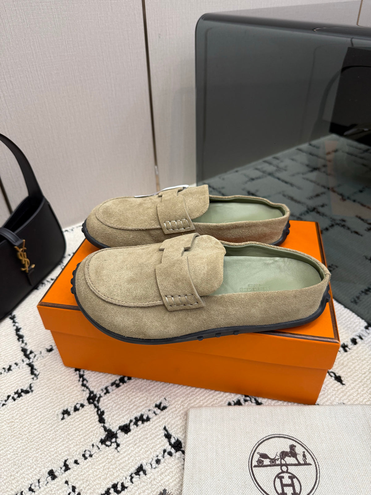 Mule in suede calfskin with iconic "H"