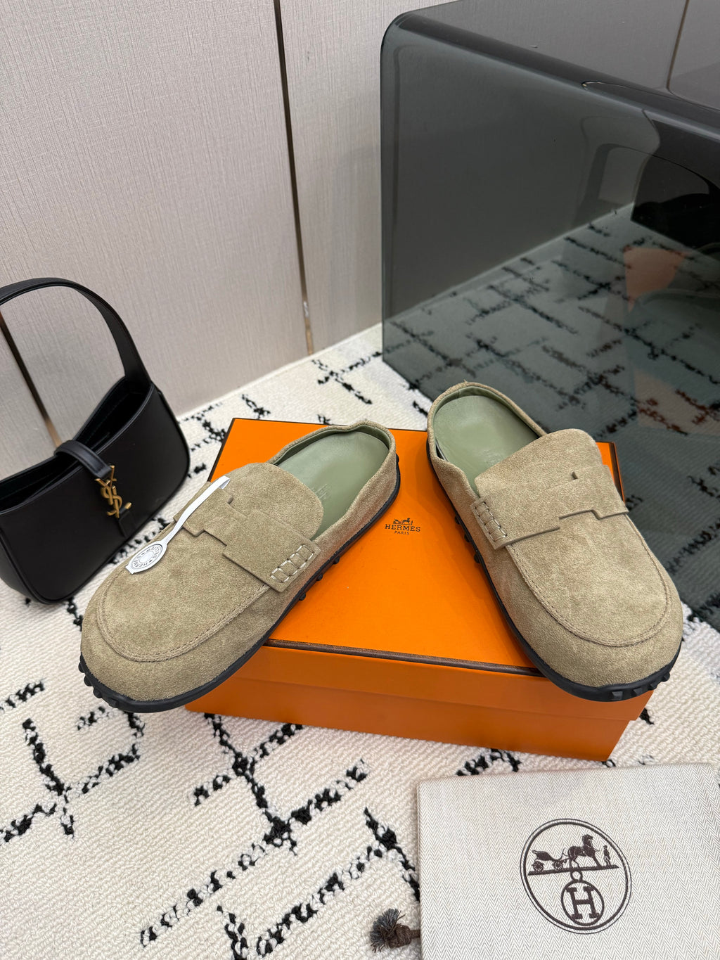 Mule in suede calfskin with iconic "H"