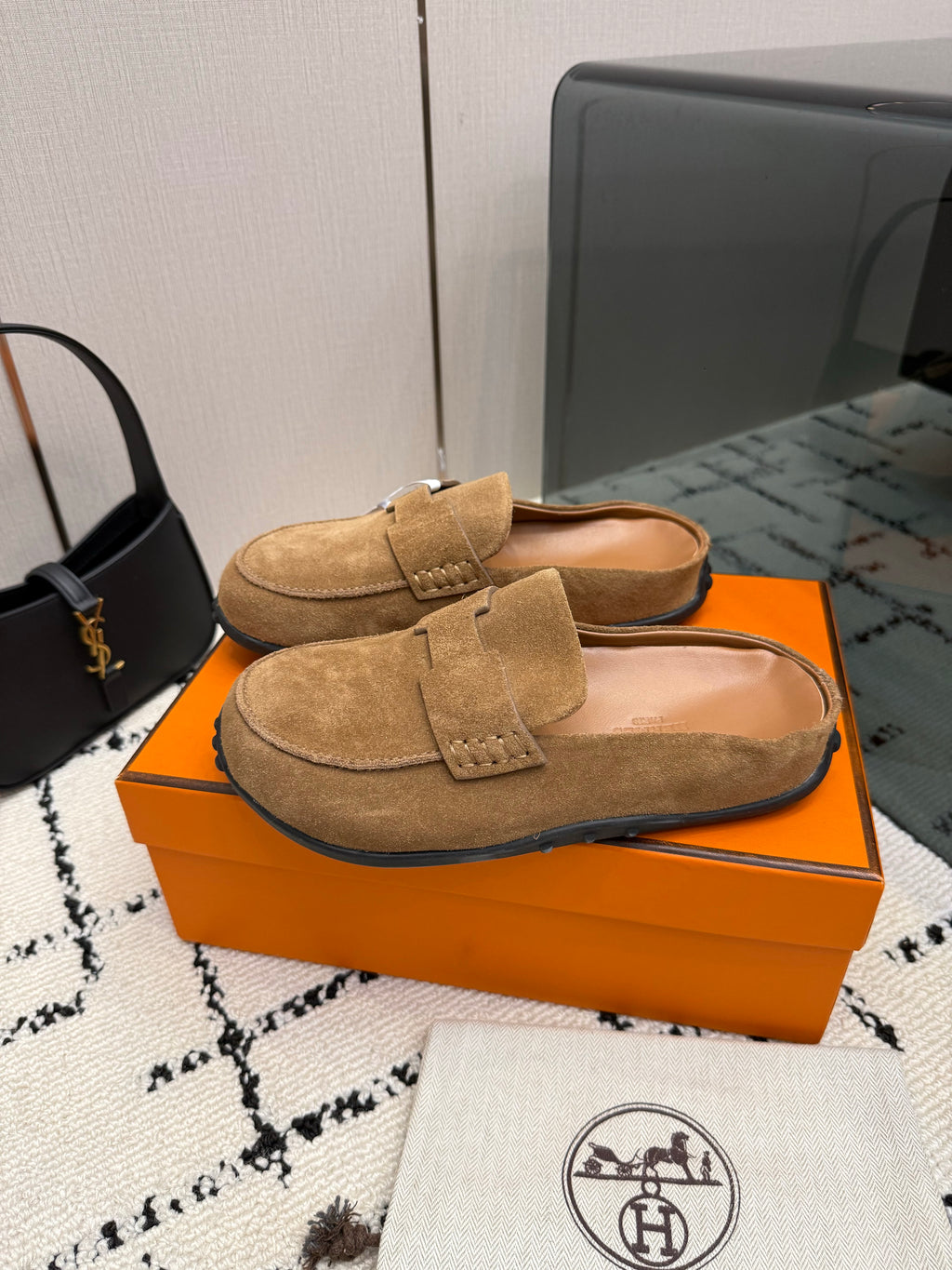 Mule in suede calfskin with iconic "H"