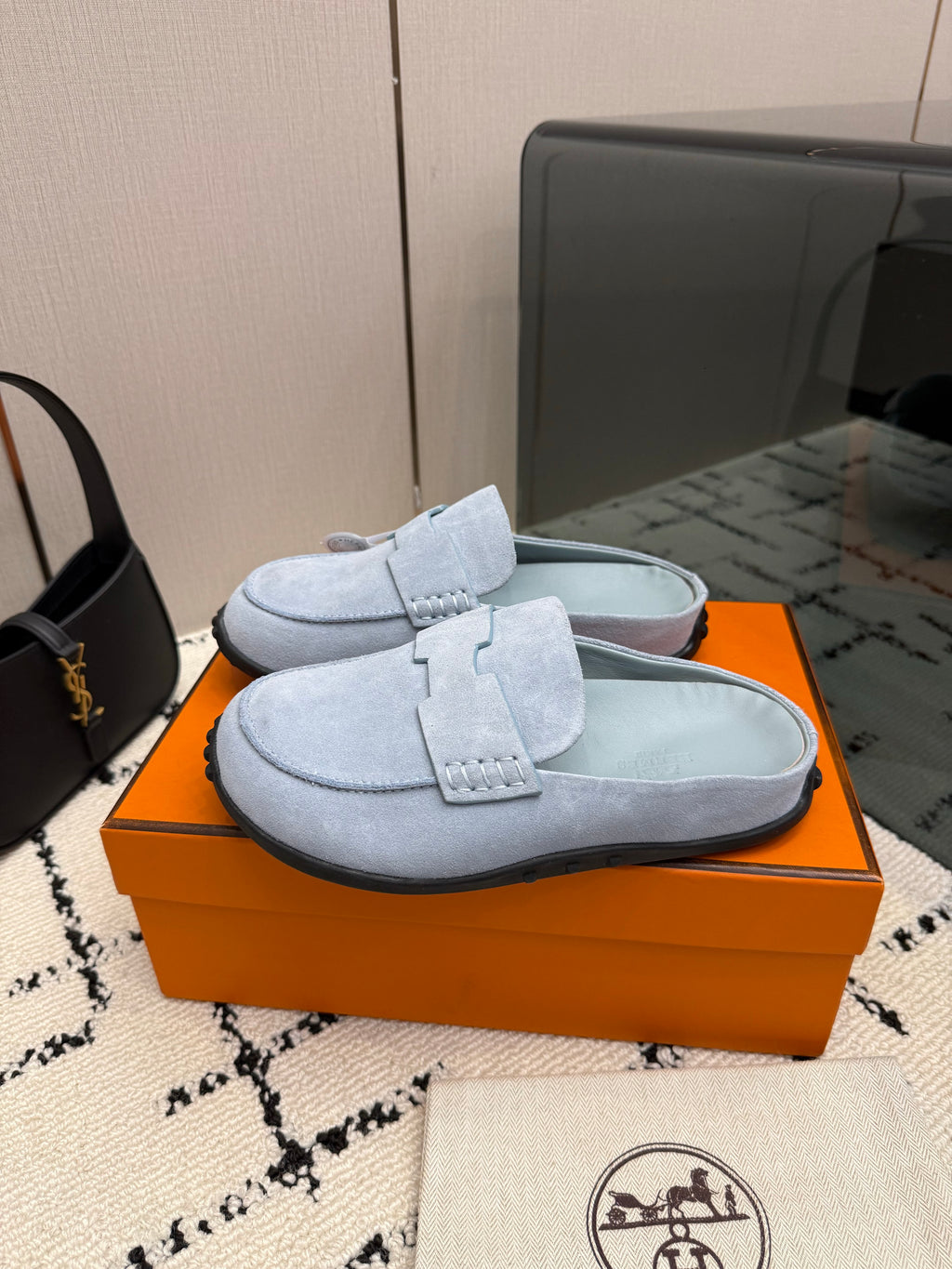 Mule in suede calfskin with iconic "H"