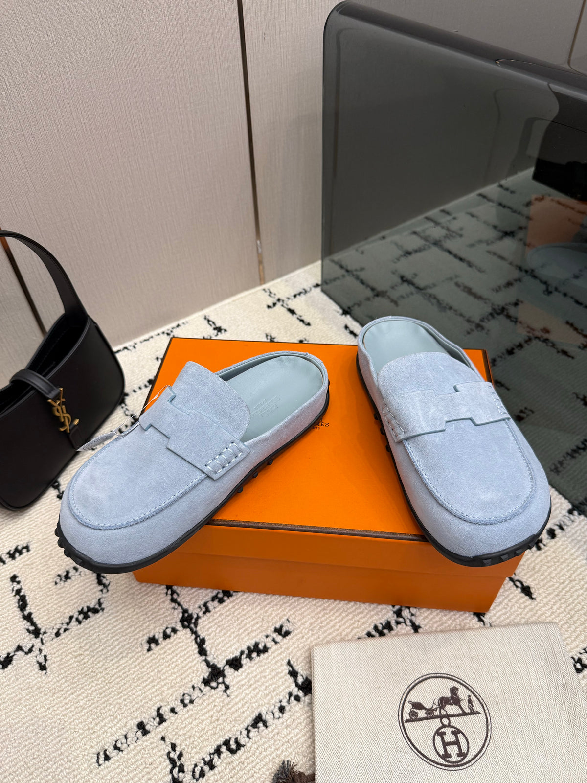Mule in suede calfskin with iconic "H"