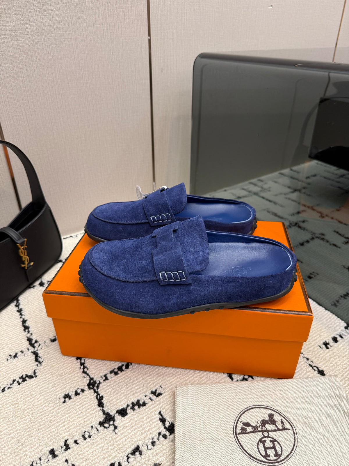 Mule in suede calfskin with iconic "H"